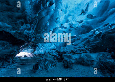 Grotte de glace sous un glacier, l'Islande, l'Europe. L'hiver (Janvier) 2017. Banque D'Images