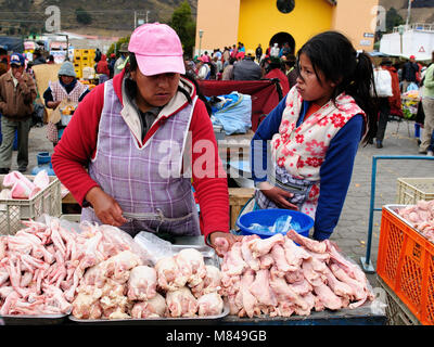 L'ÉQUATEUR, PUJILI - 11 août 2012 ; les vêtements femme équatorienne dans les frais de vente chikcen sur un marché dans le village de Pujili Banque D'Images