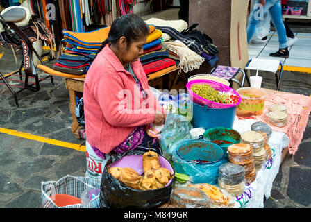 Femme locale vendant de la nourriture de rue au marché, San Miguel de Allende, Guanajuato, Mexique Banque D'Images