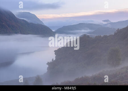 Mist suaires Llyn Dinas à l'aube dans le parc national de Snowdonia, Pays de Galles, Royaume-Uni. L'automne (septembre) 2017. Banque D'Images