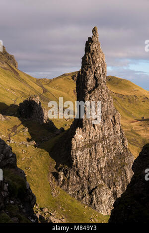 Rocher de l'aiguille, l'une des colonnes de basalte qui est à côté de l'ancien homme de Storr, île de Skye, en Ecosse. L'automne (novembre) 2017. Banque D'Images
