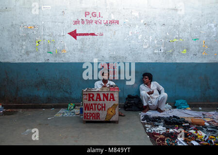 Chandigarh, Inde : un horloger à l'intérieur d'un passage souterrain dans la ville de Chandigarh Banque D'Images