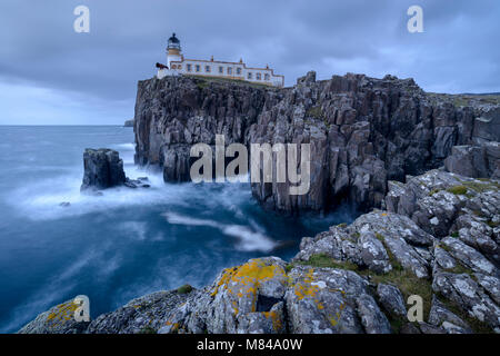 Neist Point Lighthouse, perché sur une falaise, sur la côte ouest de l'île de Skye, en Ecosse. L'automne (novembre) 2017. Banque D'Images