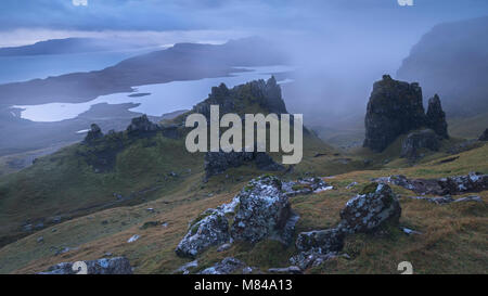 Les pics de basalte irrégulières près du vieil homme de Storr sur un matin brumeux, à l'île de Skye, en Ecosse. L'automne (novembre) 2017. Banque D'Images