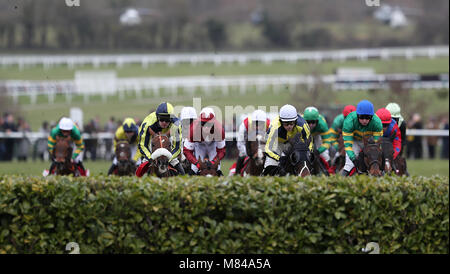 Rouleau de tigre monté par jockey Keith Donoghue (centre gauche, marron et blanc en soie) en action dans le Glenfarclas Chase durant Mesdames Jour de la Cheltenham Festival 2018 à l'Hippodrome de Cheltenham. Banque D'Images