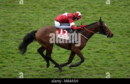 Rouleau de tigre monté par Jockey Keith Donoghue continue à gagner le Glenfarclas Chase durant Mesdames Jour de la Cheltenham Festival 2018 à l'Hippodrome de Cheltenham. Banque D'Images