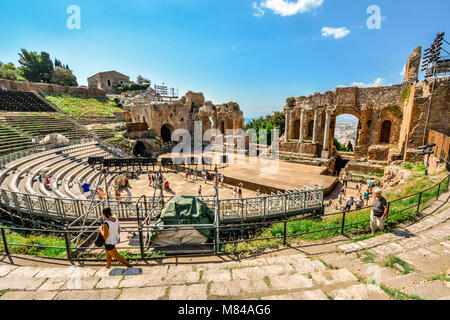 L'ancien théâtre grec de l'île de la Sicile, ville de Taormina Italie un jour d'été avec les touristes Banque D'Images