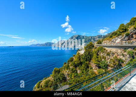 Un scenic, vue pittoresque de la Côte d'Amalfi road avec des bateaux sur la mer Méditerranée sur une journée ensoleillée sur la côte de l'Italie près de Positano Banque D'Images