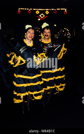 Des hommes à faire glisser à l'enterrement de la sardine, funeral parade au carnaval, mercredi des cendres, photographie d'archives, le Carnaval de Santa Cruz de Tenerife, février, 1994, Banque D'Images