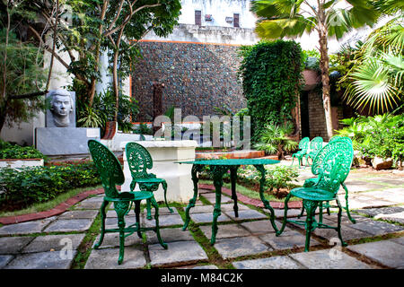 La Havane, Cuba - 12 décembre 2016 : belle cour intérieure avec des œuvres et Wolfgang Amadeus Mozart statue dans la Vieille Havane, Cuba Banque D'Images