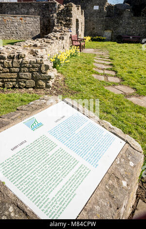 Bilingue, anglais et gallois, informations touristiques signe devant le soleil, ruines du château de Barry. Banque D'Images