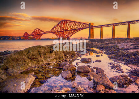 Le Pont du Forth, en Ecosse, se prélassant dans le soleil du matin d'hiver faible. Banque D'Images