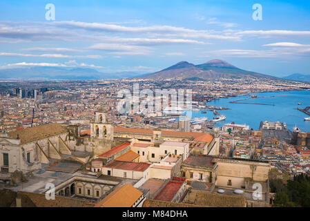 Italie Naples, vue aérienne de la ville et du port de Naples avec les bâtiments de la Certosa di San Martino dans l'avant-plan, Vomero, Naples, Italie. Banque D'Images