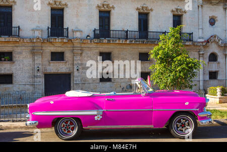 Voiture Vintage rose vif au centre-ville de La Havane Cuba Banque D'Images