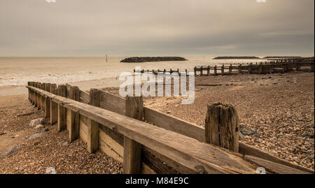 Épis (aines) à la plage, Middleton-sur-Mer (Elmer) près de Littlehampton, West Sussex, UK Banque D'Images