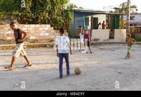 Enfants jouant dans la rue dans une ville située à l'extérieur de La Havane Cuba Banque D'Images