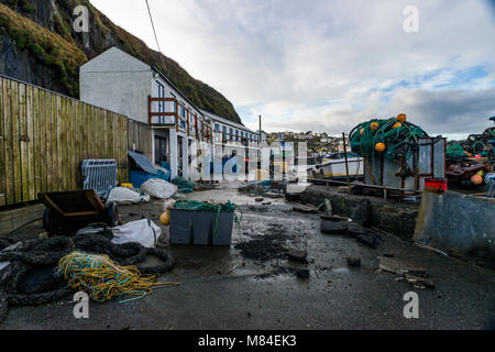 Editorial : les logos. Mevagissey Harbour, Cornwall, UK 04/03/2018. Storm Emma laisse une trace de destruction massive à l'avant-port à Mevagissey à Cornwall Banque D'Images