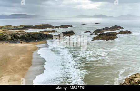 UK, Anglesey, Newborough, 11 mars 2018. Le fracas des vagues à l'extrémité de l'île Llanddwyn. Banque D'Images