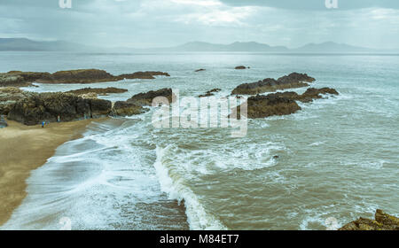 UK, Anglesey, Newborough, 11 mars 2018. Le fracas des vagues à l'extrémité de l'île Llanddwyn. Banque D'Images