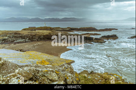 UK, Anglesey, Newborough, 11 mars 2018. Une vue sur l'île Llanddwyn. Banque D'Images