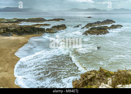 UK, Anglesey, Newborough, 11 mars 2018. Le fracas des vagues à l'extrémité de l'île Llanddwyn. Banque D'Images