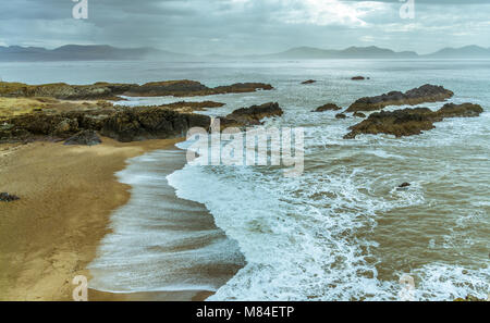 UK, Anglesey, Newborough, 11 mars 2018. Le fracas des vagues à l'extrémité de l'île Llanddwyn. Banque D'Images