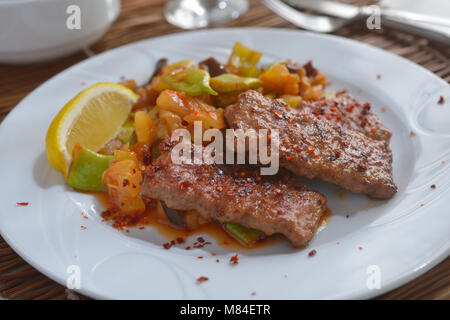 Izmir kofte aux légumes rôtis et citron Banque D'Images