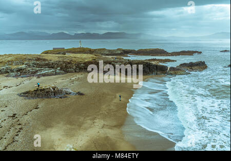 UK, Anglesey, Newborough, 11 mars 2018. Le fracas des vagues à l'extrémité de l'île Llanddwyn. Banque D'Images