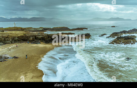 UK, Anglesey, Newborough, 11 mars 2018. Le fracas des vagues à l'extrémité de l'île Llanddwyn. Banque D'Images