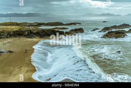 UK, Anglesey, Newborough, 11 mars 2018. Le fracas des vagues à l'extrémité de l'île Llanddwyn. Banque D'Images