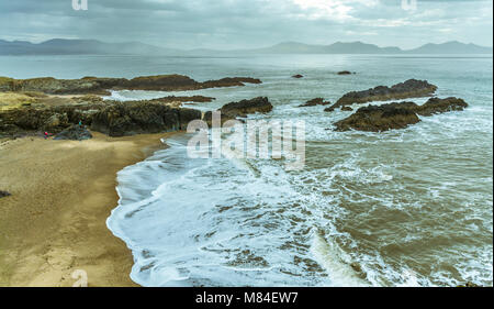 UK, Anglesey, Newborough, 11 mars 2018. Le fracas des vagues à l'extrémité de l'île Llanddwyn. Banque D'Images