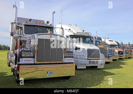 ALAHARMA, FINLANDE - le 11 août 2017 : traditionnels Kenworth, Peterbilt et Volvo Trucks sur l'affichage sur Power Truck Show 2017. Banque D'Images