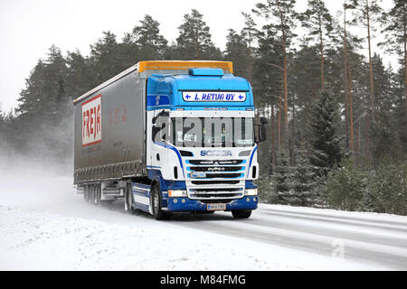 SALO, FINLANDE - 3 février, 2018 : personnalisée Scania R440 camion semi-Retva congelés de L. Oy parcours Freja curtainsider remorque sur la route d'hiver enneigé en sou Banque D'Images