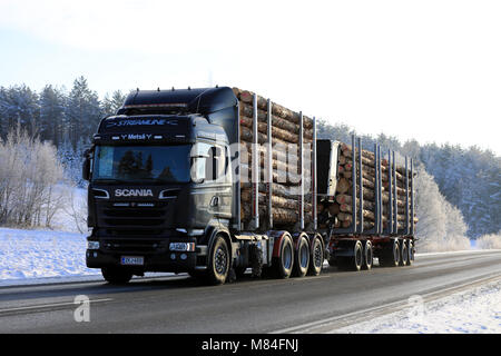 SALO, FINLANDE - le 19 janvier 2018 : Black Scania R730 camion d'exploitation forestière de M. Meri Oy transporte un chargement de bois sur l'autoroute un jour froid de l'hiver, en Sout Banque D'Images