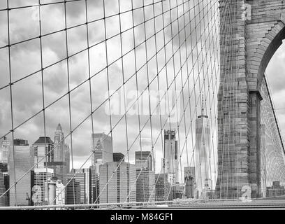 Photo noir et blanc de la Manhattan vu du pont de Brooklyn, New York City, USA. Banque D'Images