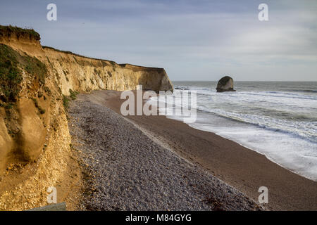 À la plage et les falaises le long de la pile de roche à la fin de l'eau douce Bay, île de Wight, Royaume-Uni Banque D'Images