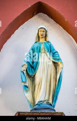 Madonna figure, Sainte Marie, sainte à façade de maison à Oestrich-Winkel, Hesse, Germany, Europe Banque D'Images