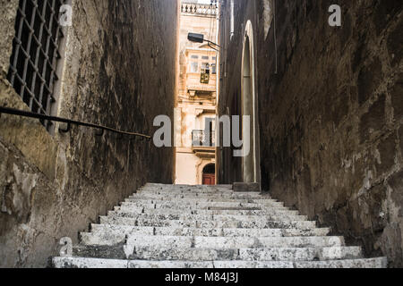 Un vieil escalier menant à une rue étroite typique de Vittoriosa Birgu Malte. Banque D'Images