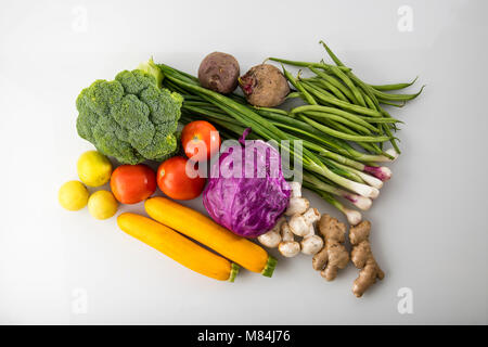 L'alimentation : Vue de dessus de légumes mixtes tourné en studio sur fond blanc Banque D'Images