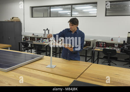 Travailleur homme using digital tablet in office Banque D'Images