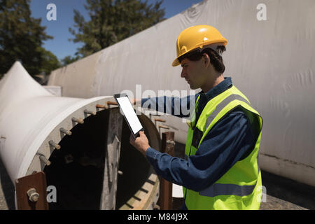Male worker using digital tablet lors de l'examen de tunnel en béton Banque D'Images