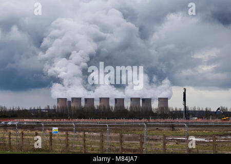 Exploité par Radcliffe, Uniper-sur-Soar Power Station Tours de refroidissement, à côté du bâtiment d'élaboration dans le cadre de passerelle East Midlands Banque D'Images