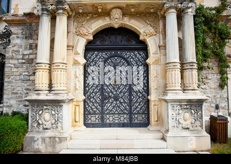 Sur la porte de l'ancien bâtiment du musée Peles de Sinaia , région Munténie, Roumanie. Banque D'Images