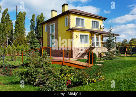 L'extérieur de la maison de luxe avec jardin et pont de bois dans la conception de paysage Banque D'Images