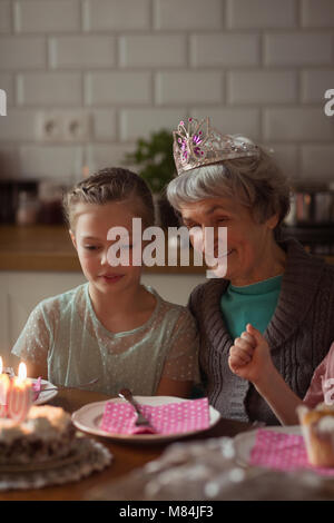 Grand-mère fête son anniversaire avec petites-filles Banque D'Images