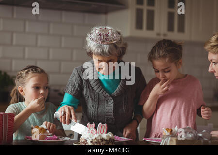 Grand-mère fête son anniversaire avec sa famille Banque D'Images