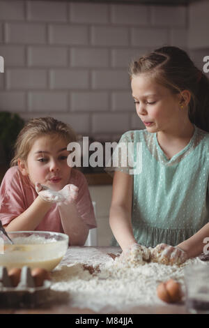 Frères et sœurs de la préparation en cuisine cupcake Banque D'Images