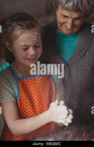 Grand-mère et petite-fille de la préparation en cuisine cupcake Banque D'Images