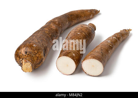 Ensemble de la racine de manioc et deux parties isolées sur fond blanc Banque D'Images