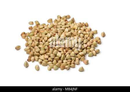Tas de sarrasin graines séchées isolé sur fond blanc Banque D'Images